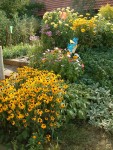 mit Blick auf den reich blühenden Bauerngarten.
