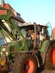 Natürlich dürfen sie auch mit dem Traktor auf das Feld mitfahren.